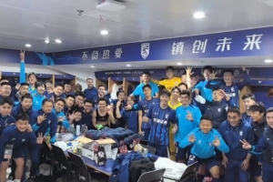 迎赛季首胜！三镇赛后更衣室庆祝，全队高喊：三镇加油