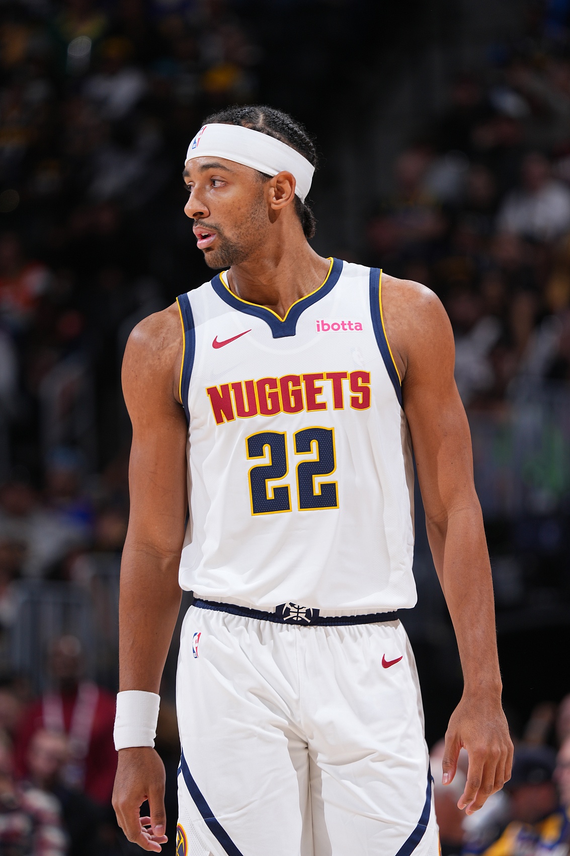 海星直播APP-内线支柱！纳吉全场12投4中&amp;罚球2中2 得到11分12板2助2帽